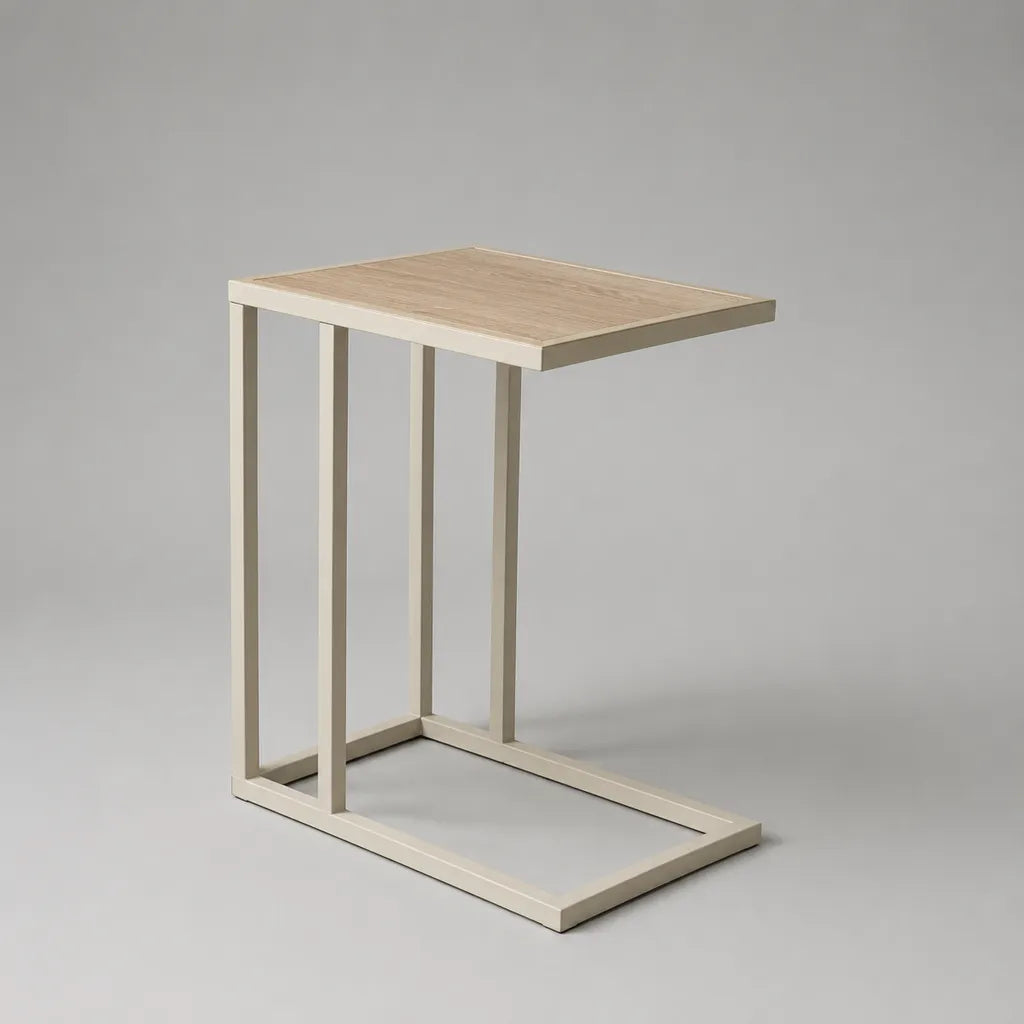 Tavolino laterale a C in MDF effetto rovere e acciaio beige, 45 x 35 x 65 cm