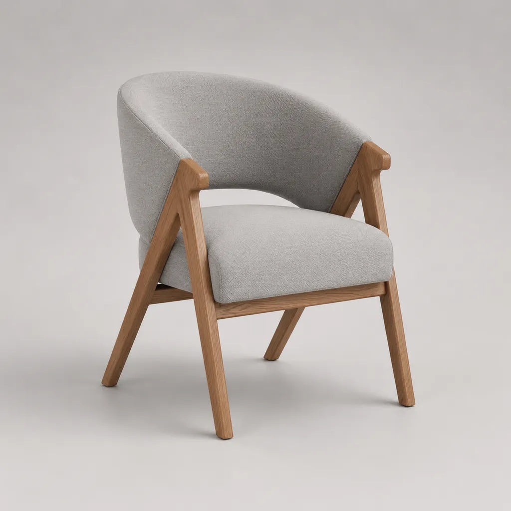Poltrona imbottita in poliestere grigio chiaro con struttura in frassino massello e schienale curvo, 72 x 75 x 78 cm