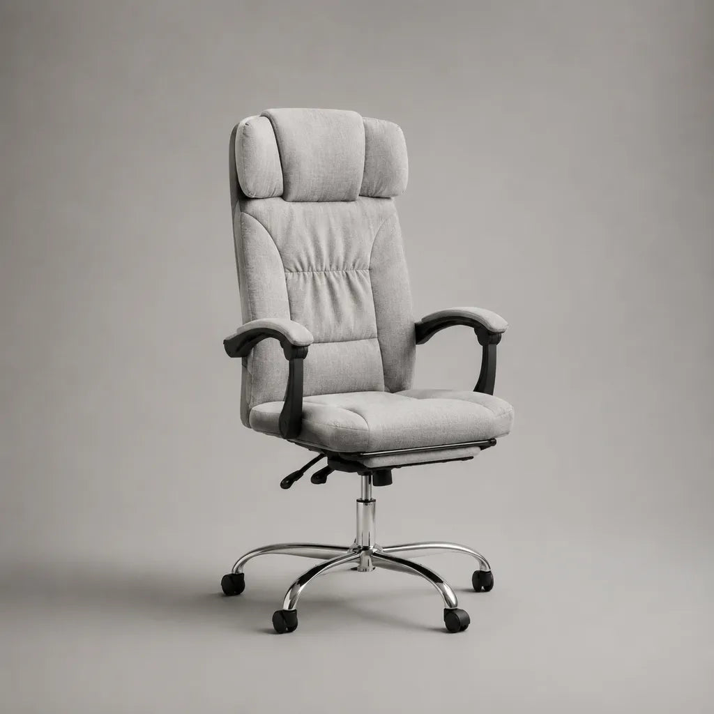 Sedia da ufficio girevole in tessuto grigio chiaro con schienale alto, poggiatesta, braccioli e poggiapiedi, 68 × 70 × 118-128 cm