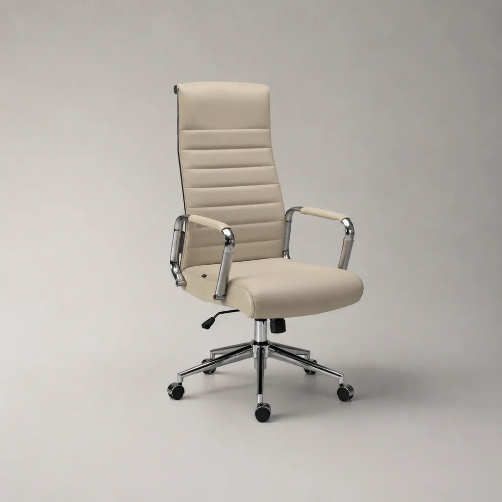 Sedia da ufficio girevole regolabile in similpelle crema con schienale alto e base in acciaio cromato, 59 × 62 × 105-115 cm