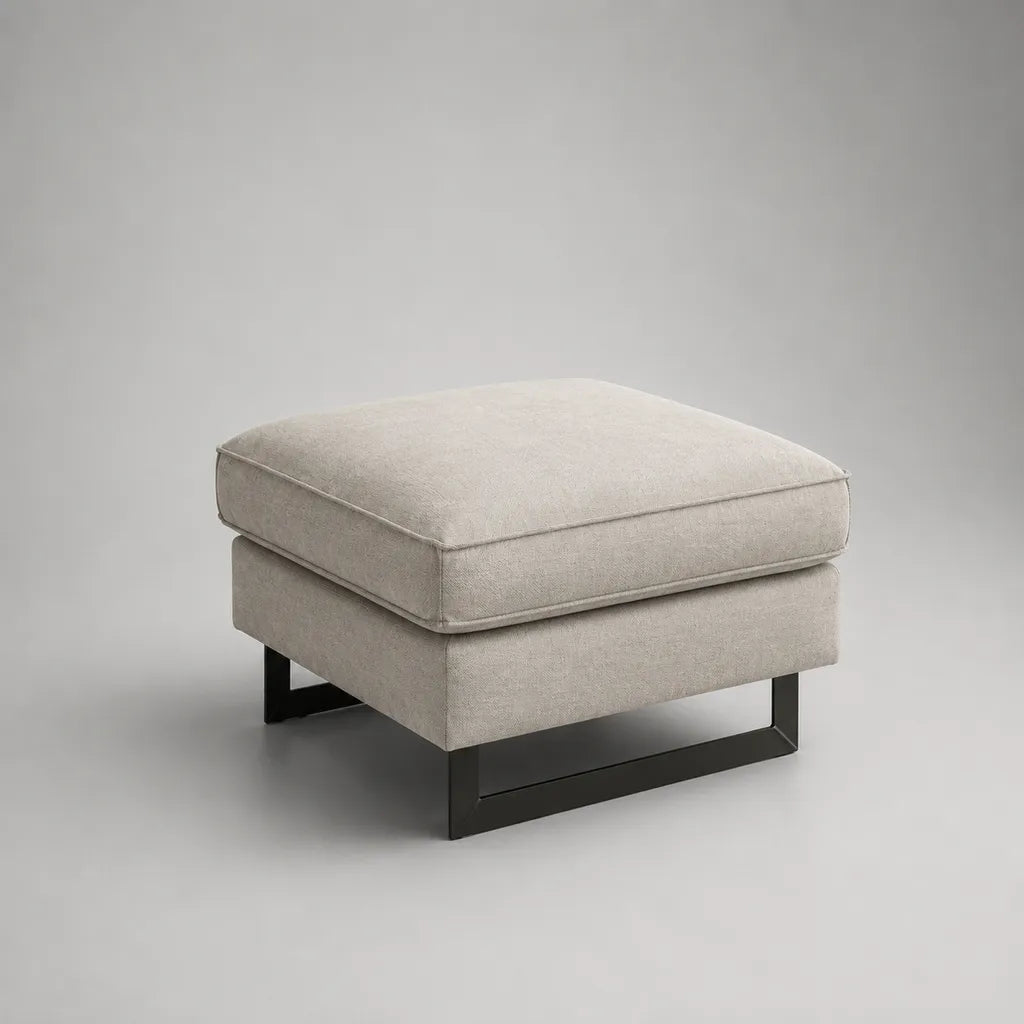 Poggiapiedi quadrato imbottito in tessuto beige con base in acciaio nero, 70 x 70 x 45 cm