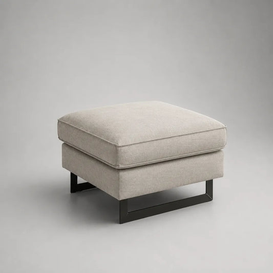 Poggiapiedi quadrato imbottito in tessuto beige con base in acciaio nero, 70 x 70 x 45 cm