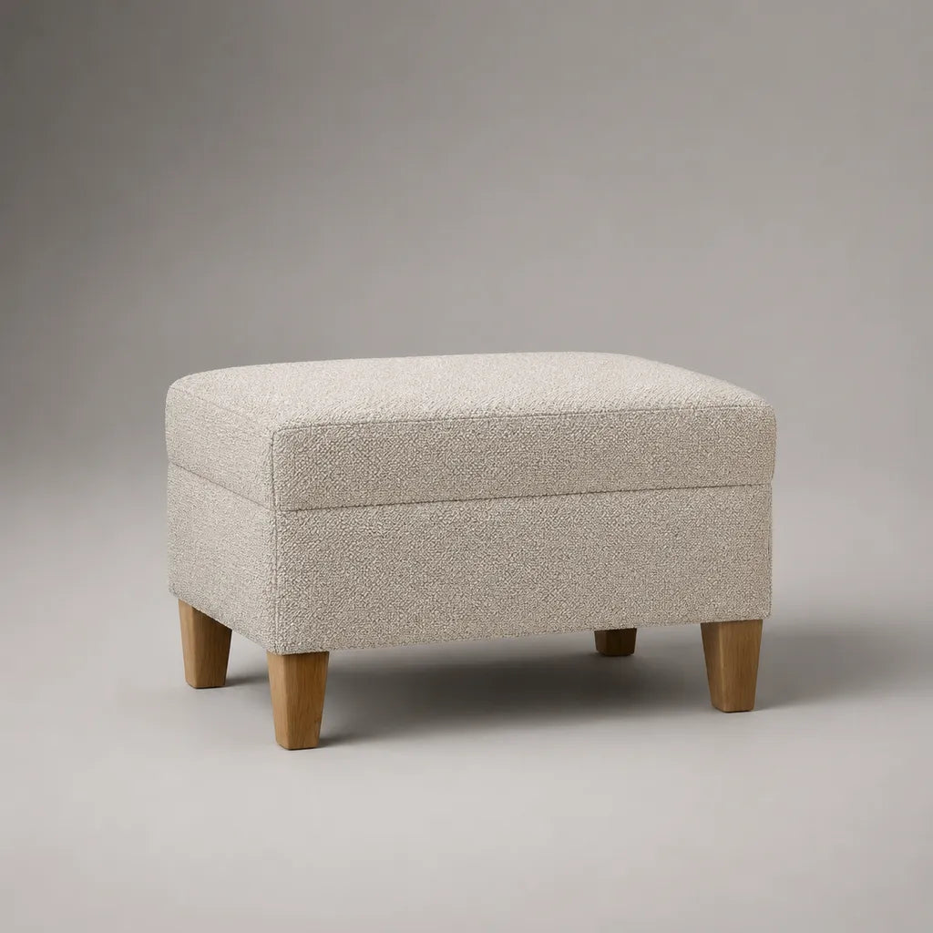 Poggiapiedi imbottito rettangolare in tessuto bouclé beige con gambe in legno, 65 × 50 × 43 cm