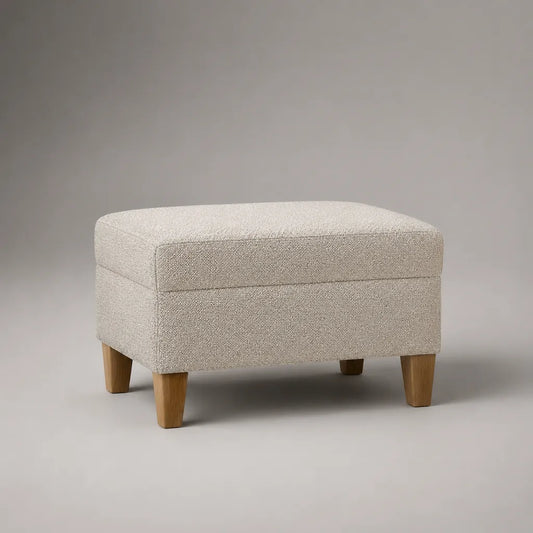 Poggiapiedi imbottito rettangolare in tessuto bouclé beige con gambe in legno, 65 × 50 × 43 cm